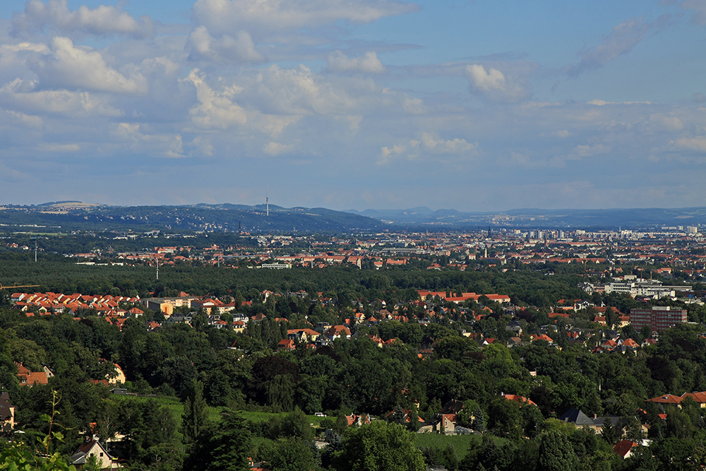 Aus den Radebeuler Weinbergen Blick bis zur Sächsischen Schweiz über Dresden