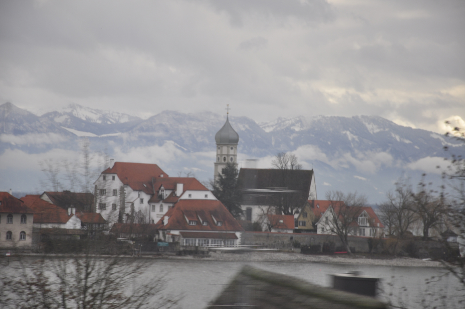 .aus der  Ferne ein Dorf im Vorbeifahren