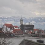 .aus der  Ferne ein Dorf im Vorbeifahren