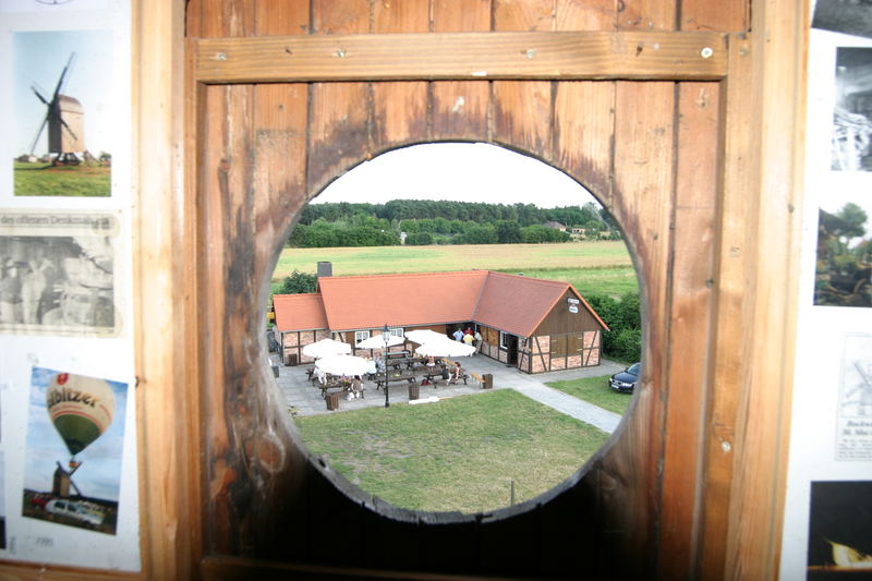 Aus der Lindhorster Bockwindmühle auf das Backhus und Möllenhus