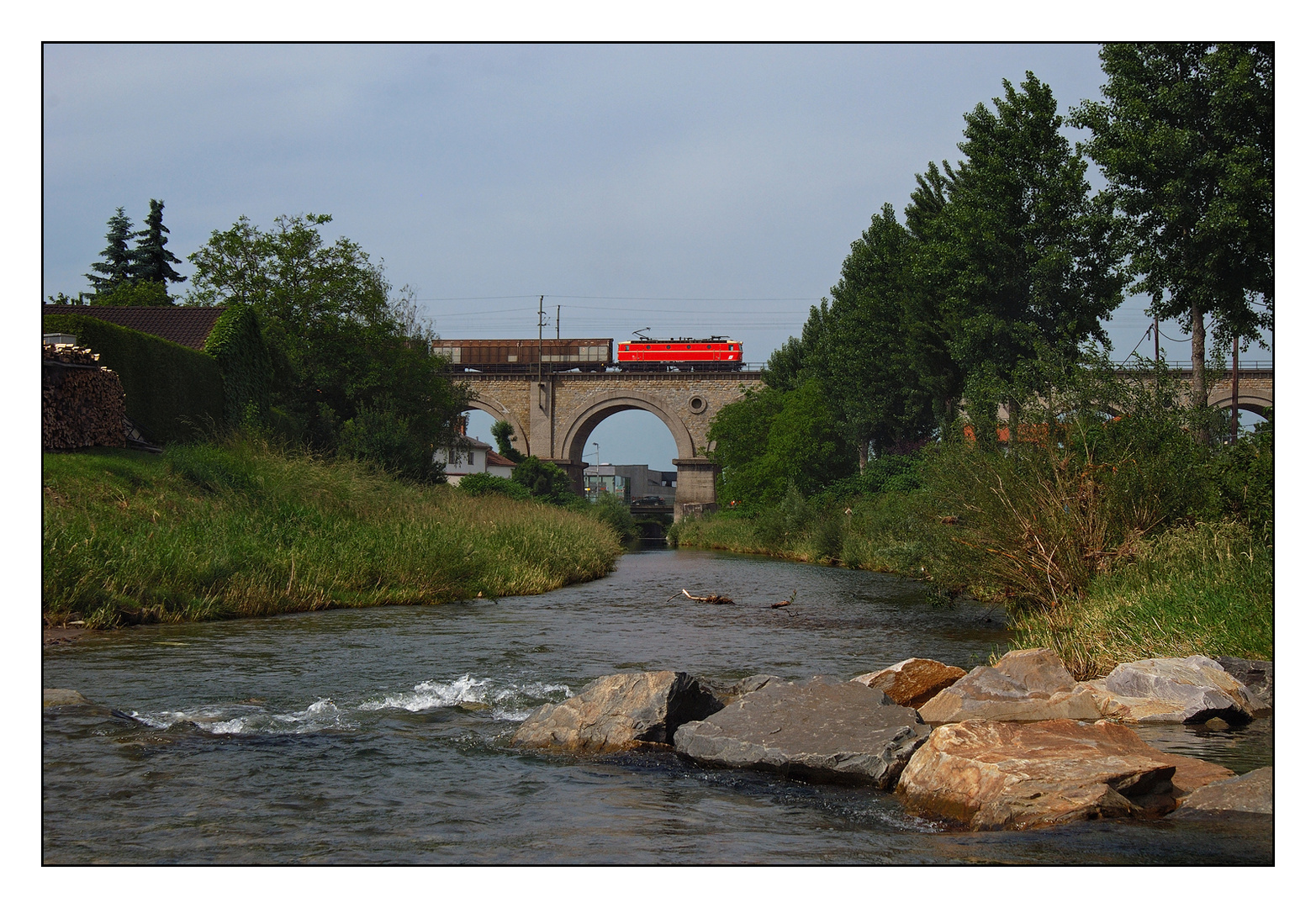 Aus der Mitte entspringt ein Fluss