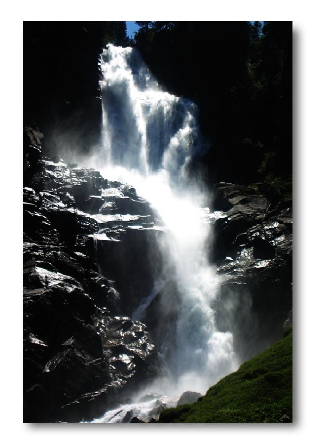 Aus der Quelle ganz oben im Wald entspringt ein Wasserfall