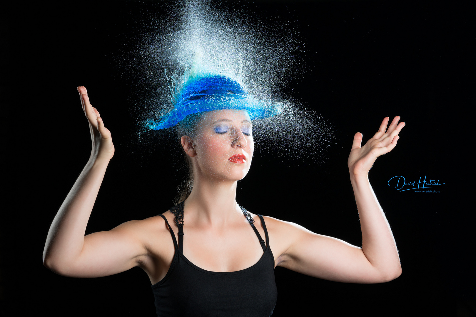 Aus der Reihe "Hidden By Time": Anna mit einem Wasserhut