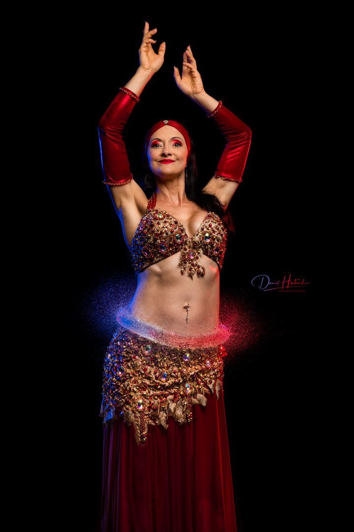 Aus der Reihe "Hidden By Time": Bina, Belly Dance