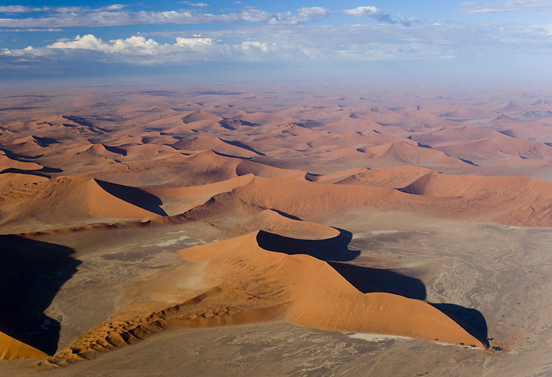 Aus der Vogelperspektive sieht man erst die riesigen Dünenfelder der Namib