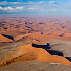 Aus der Vogelperspektive sieht man erst die riesigen Dünenfelder der Namib