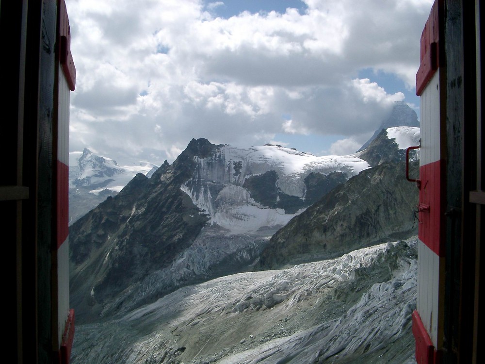 Aus der (Zinal)Rothornhütte VS