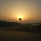 Aus einem Heißluftballon am frühen Morgen das Land erwachen zu sehen