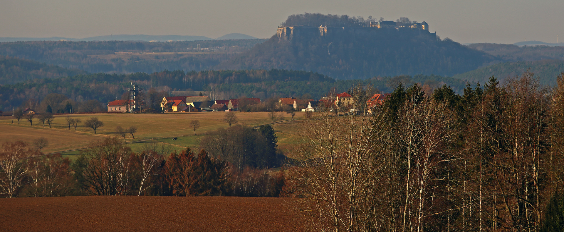 Aus Osten zur Festung Königsteinj geschaut und der Aussichtsturm links...
