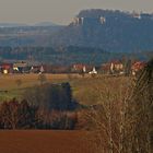 Aus Osten zur Festung Königsteinj geschaut und der Aussichtsturm links...