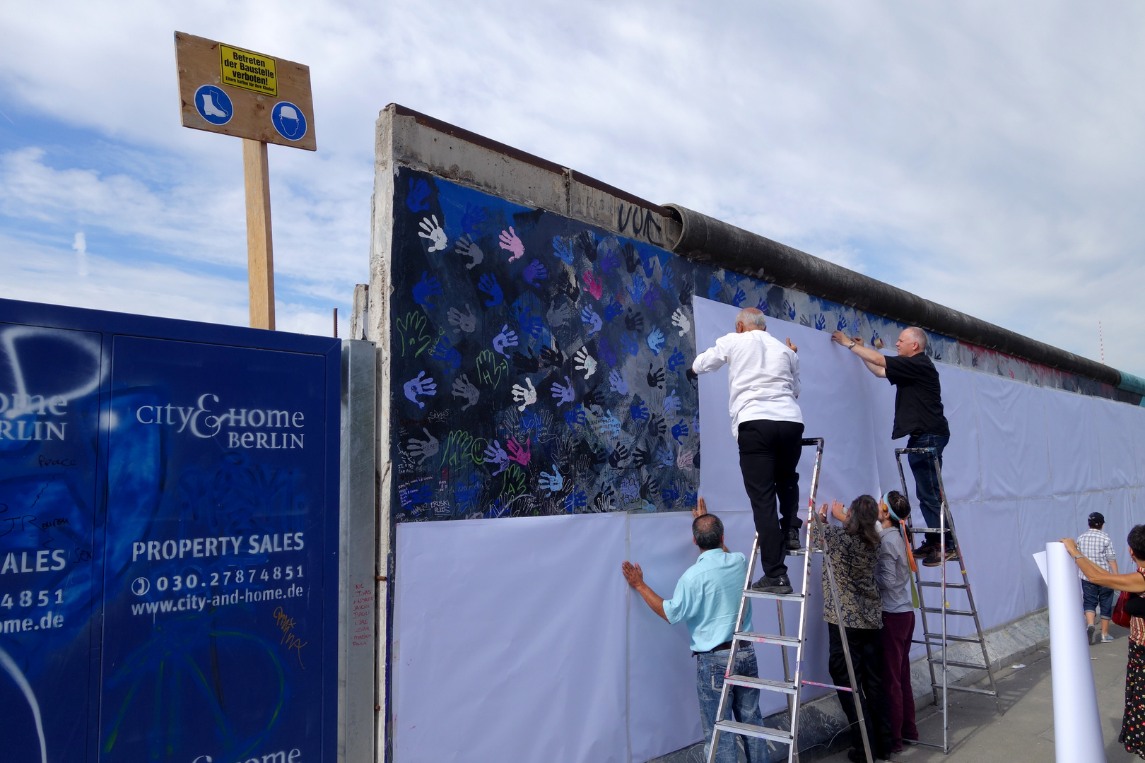 Aus Protest gegen Teilabriss: East Side Gallery mit Papier verhüllt