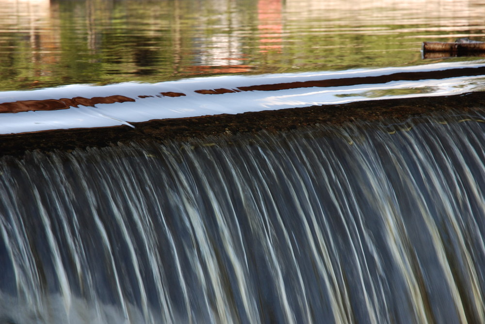 Aus ruhigem Wasser in den Fluss