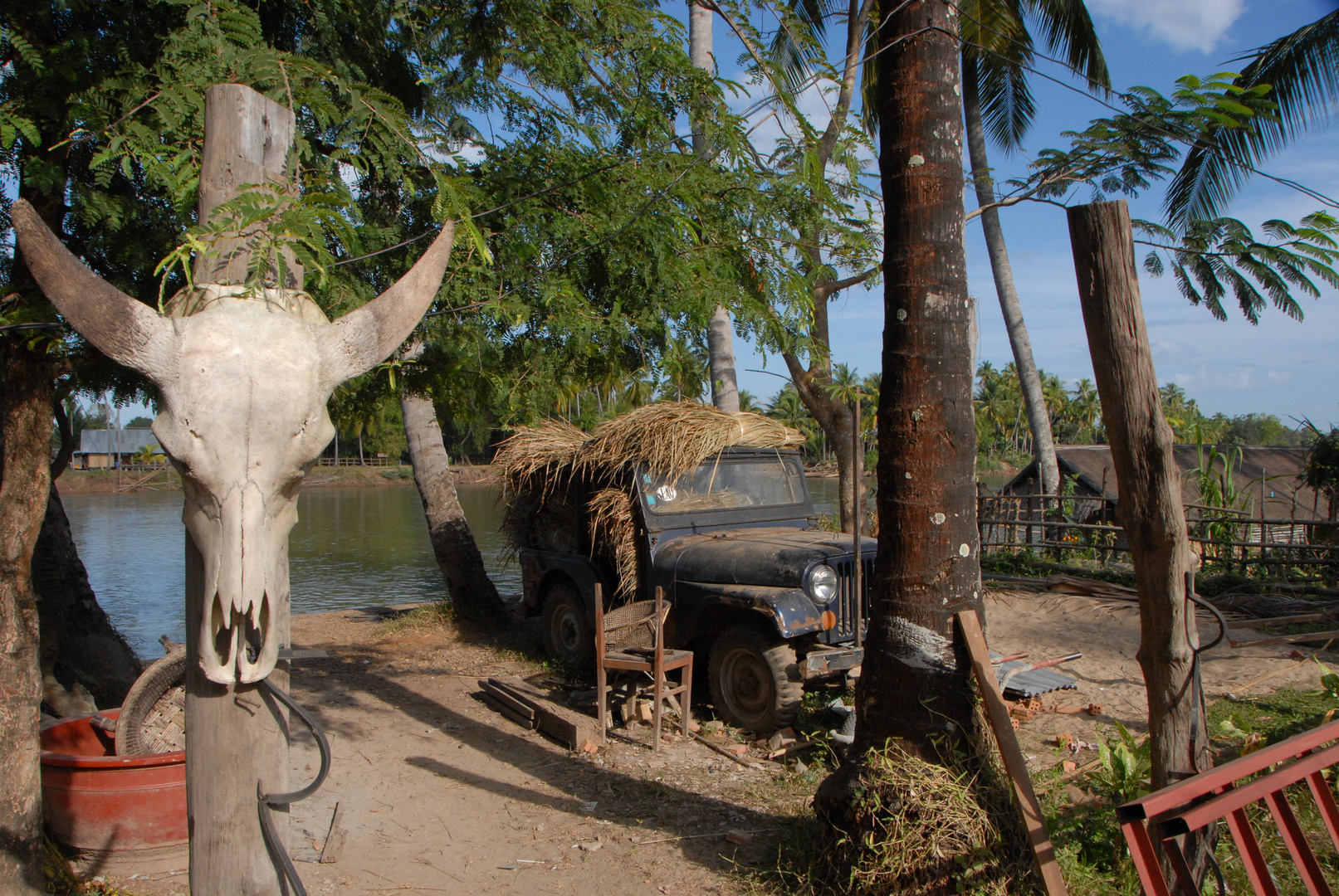 ...aus US ArmyJeep wird nur in Laos ein Heuschober!