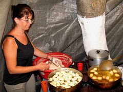 Ausbacken der Köstlichen "Loukoumades" in Oel.