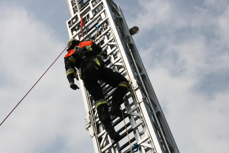 Ausbildung Absturzsicherung bei der Feuerwehr - der etwas andere Weg eine Drehleiter zu besteigen...