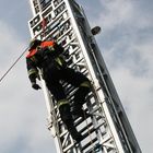 Ausbildung Absturzsicherung bei der Feuerwehr - der etwas andere Weg eine Drehleiter zu besteigen...