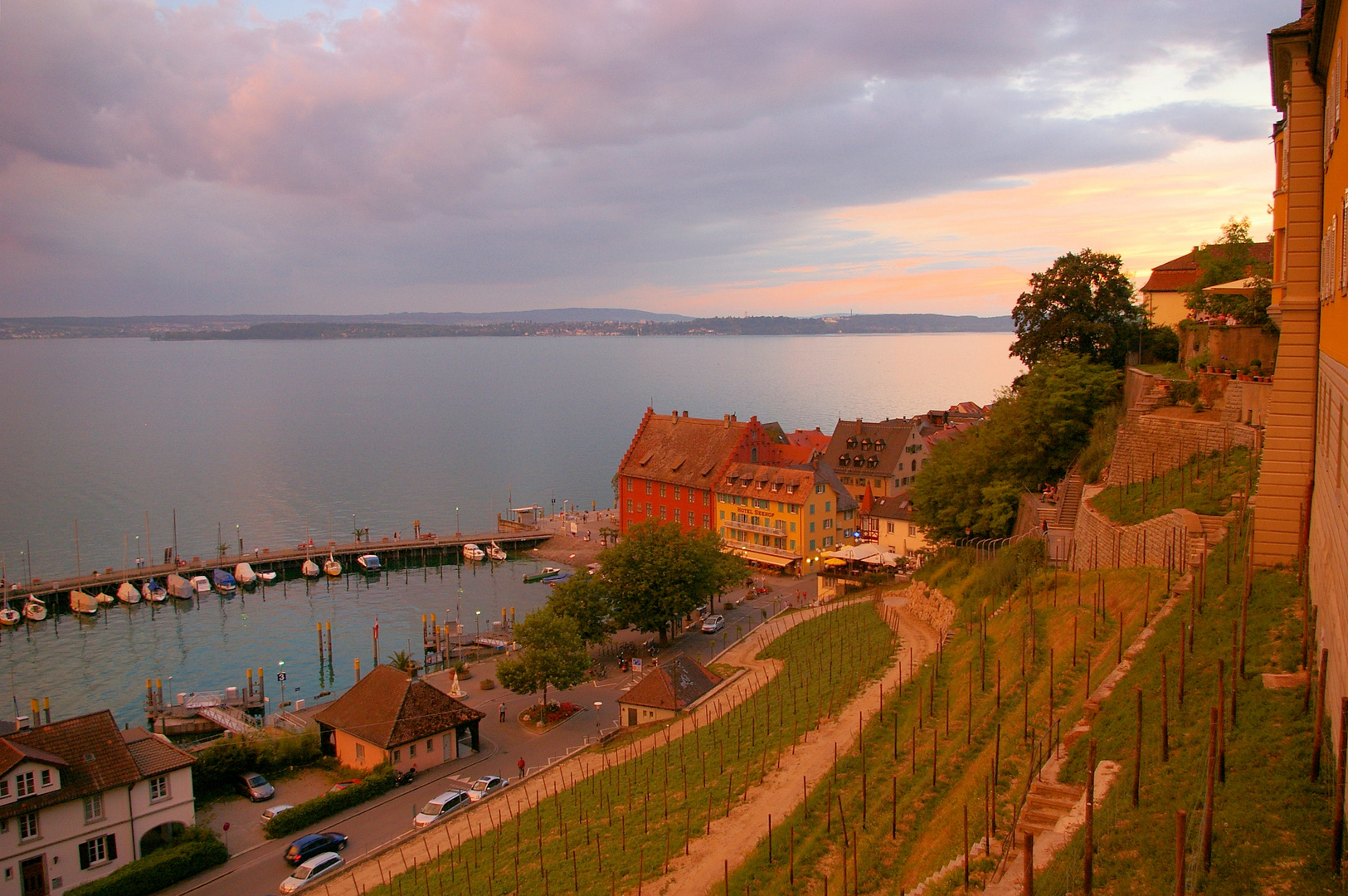 Ausblick am Abend vom Staatsweingut Meersburg