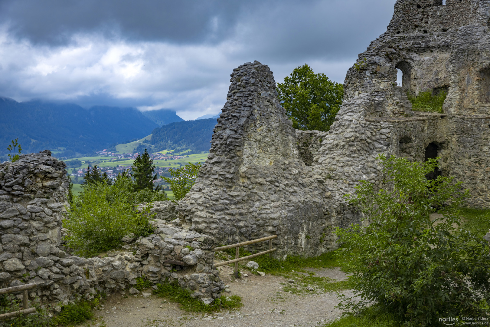 Ausblick an der Ruine Hohenfreyberg