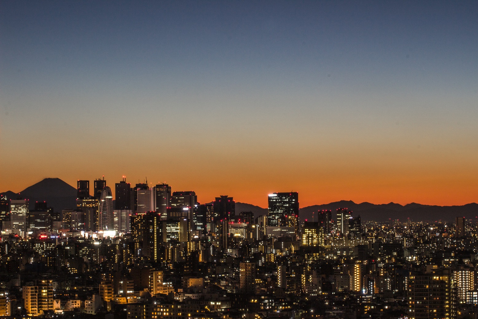 Ausblick auf Fuji-san und Shinjuku Skyline bei Sonnenuntergang