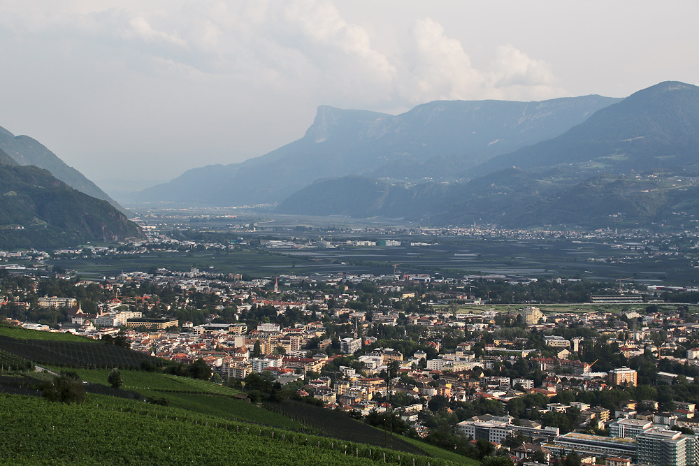 Ausblick auf Meran und die umliegenden Berge