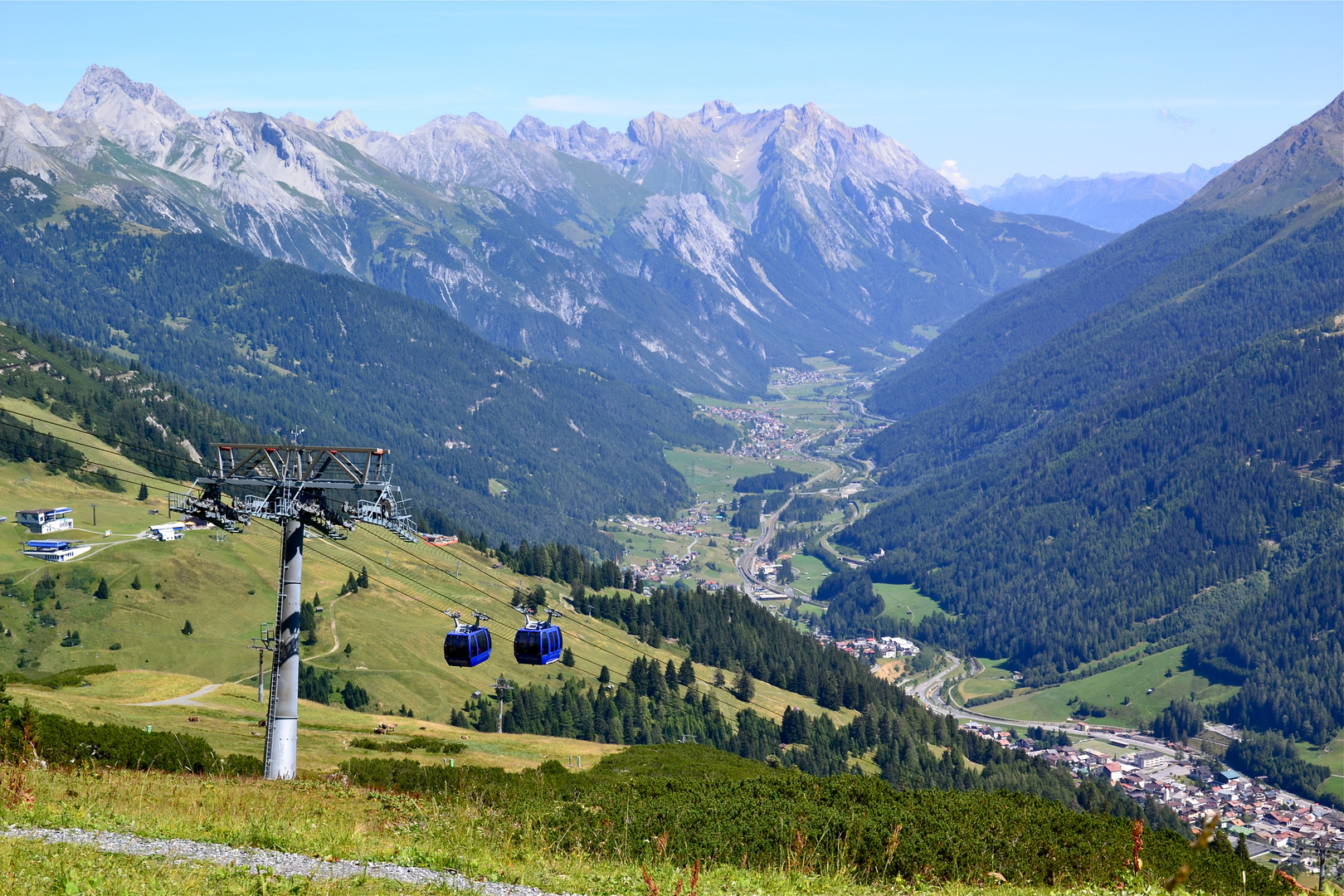 Ausblick auf St. Anton am Arlberg während eines Zwischenstopps…