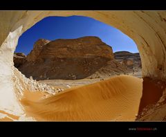 Ausblick aus einer Höhle in der Weissen Wüste II