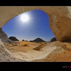 Ausblick aus einer Höhle in der Weissen Wüste III