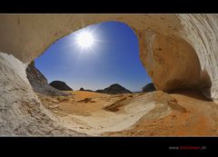 Ausblick aus einer Höhle in der Weissen Wüste III