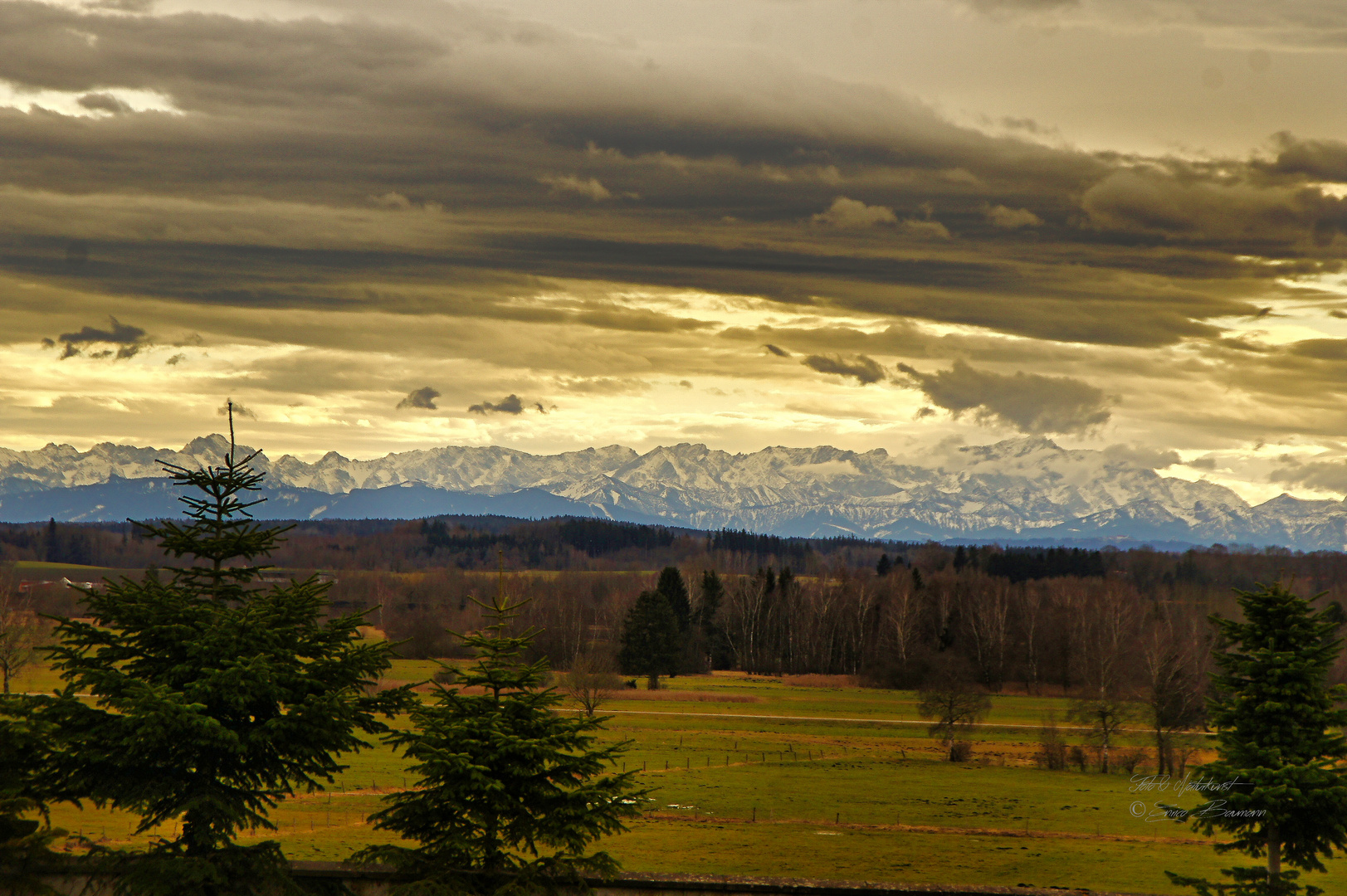 Ausblick in die Alpen und Gebirge