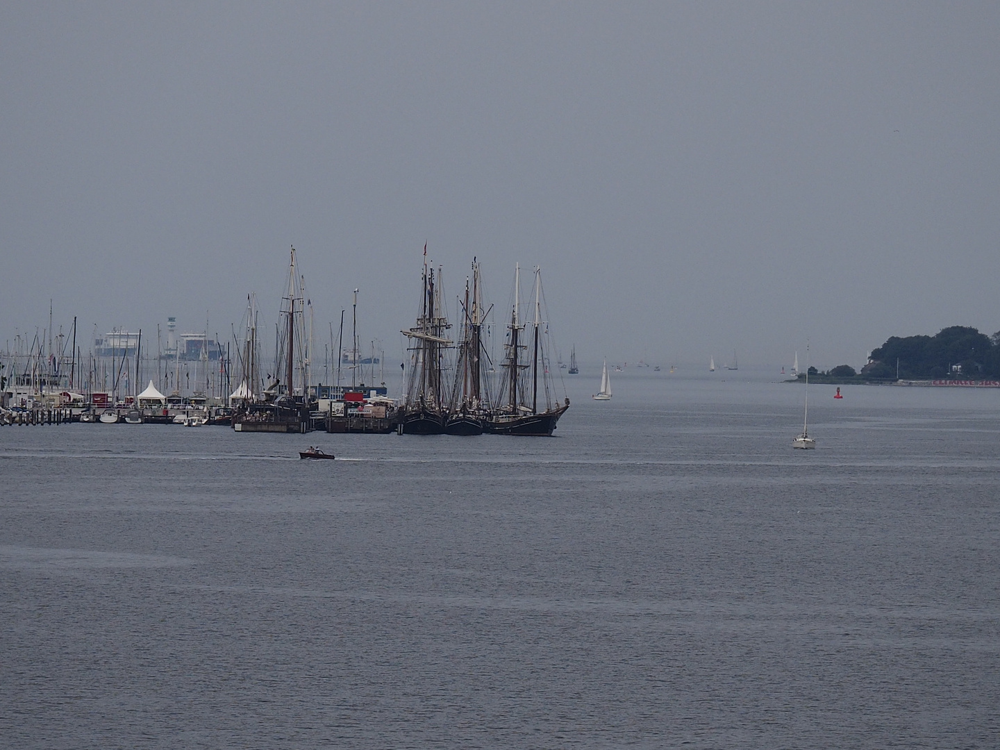 Ausblick u Rückblick auf die Kieler Förde P6170242