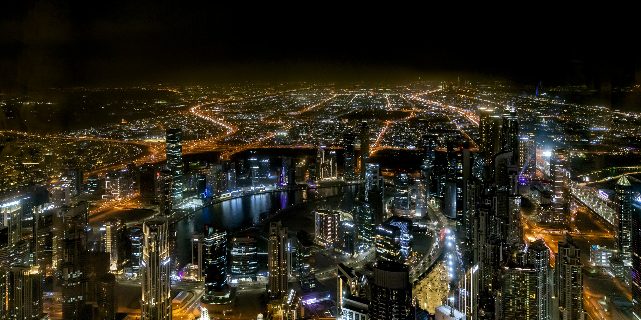 Ausblick über Dubai vom Burj Khalifa bei Nacht 