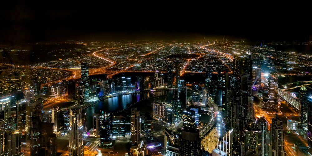 Ausblick über Dubai vom Burj Khalifa bei Nacht 