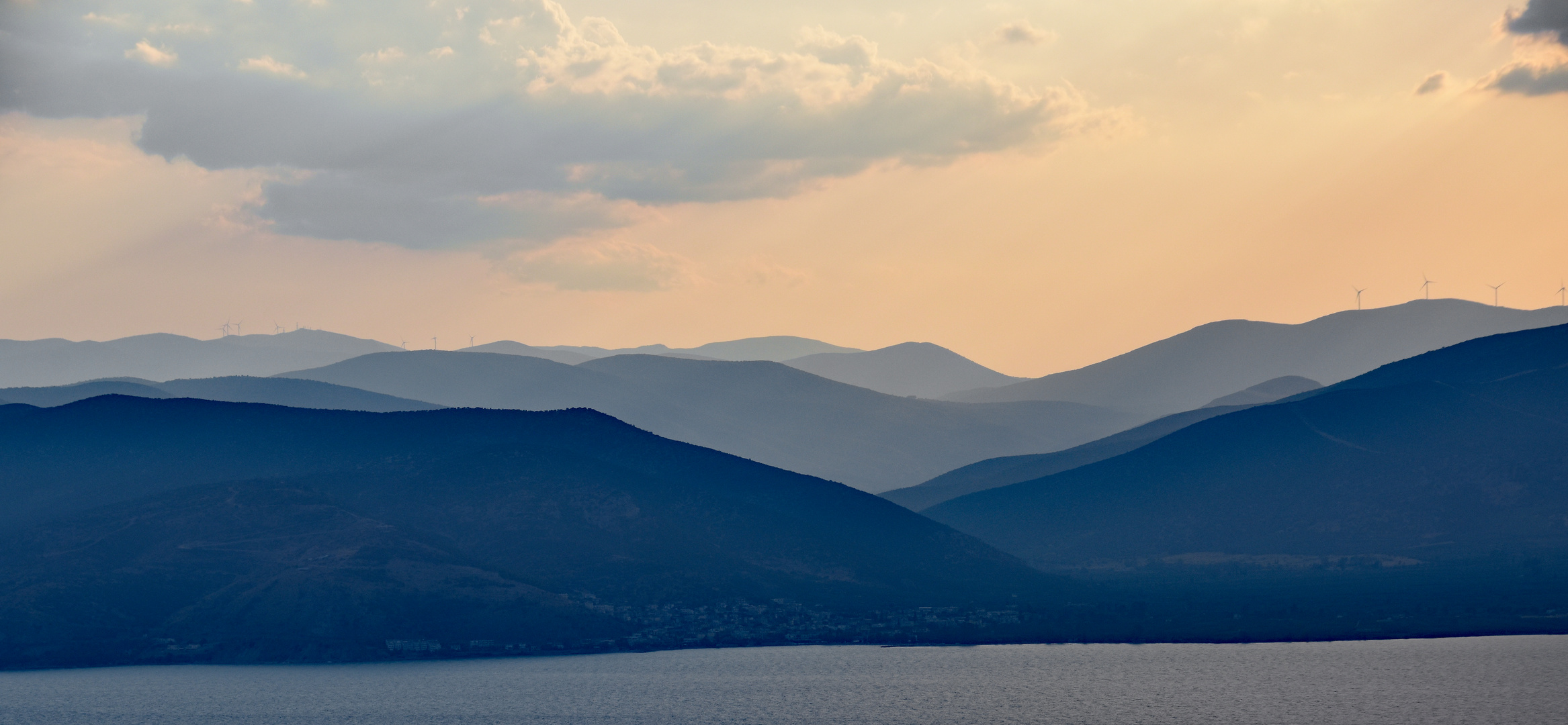 Ausblick übers Meer in die Berge der Argolis