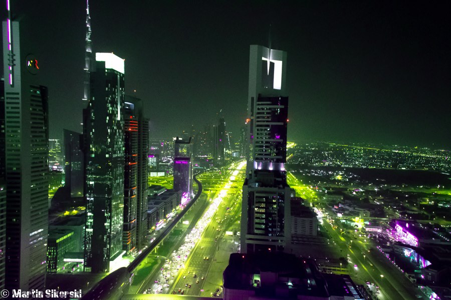 Ausblick vom 43. Stock auf die Straßen von Dubai