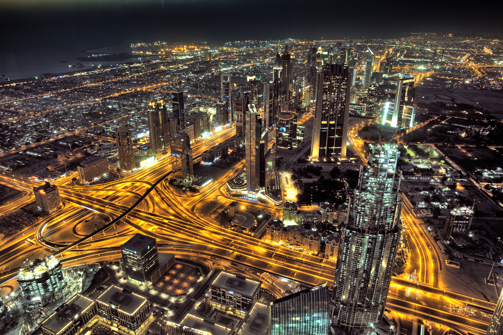 Ausblick vom Burj Khalifa auf das nächtliche Dubai