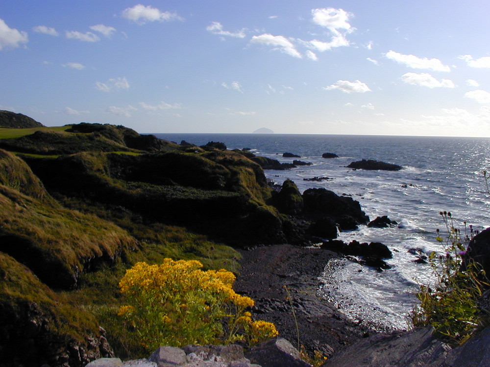 Ausblick vom Dunure Castle auf die Ailsa Craig (am Horizont)