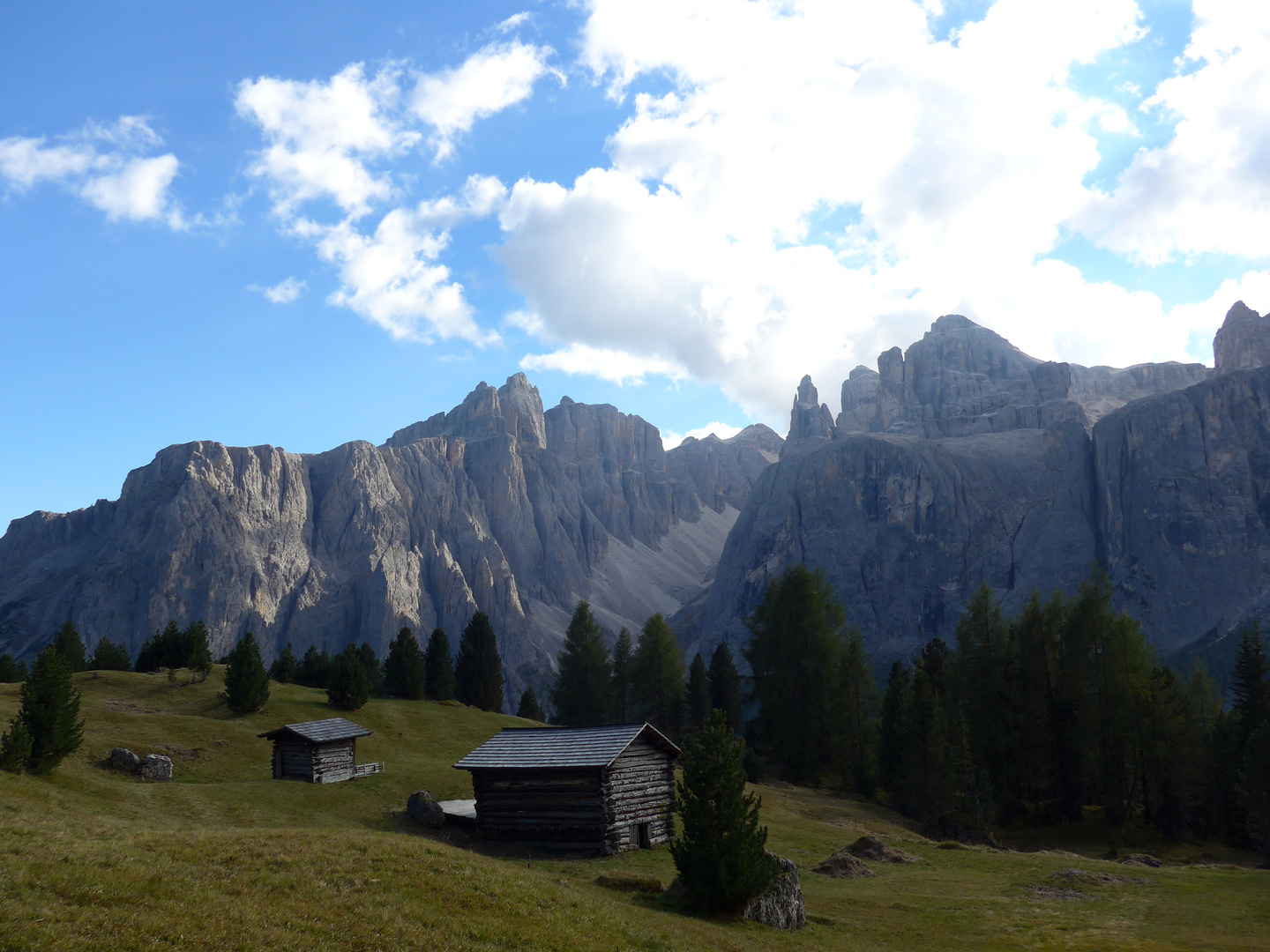 Ausblick vom Grödnerjoch zum Sellastock (Südtirol)