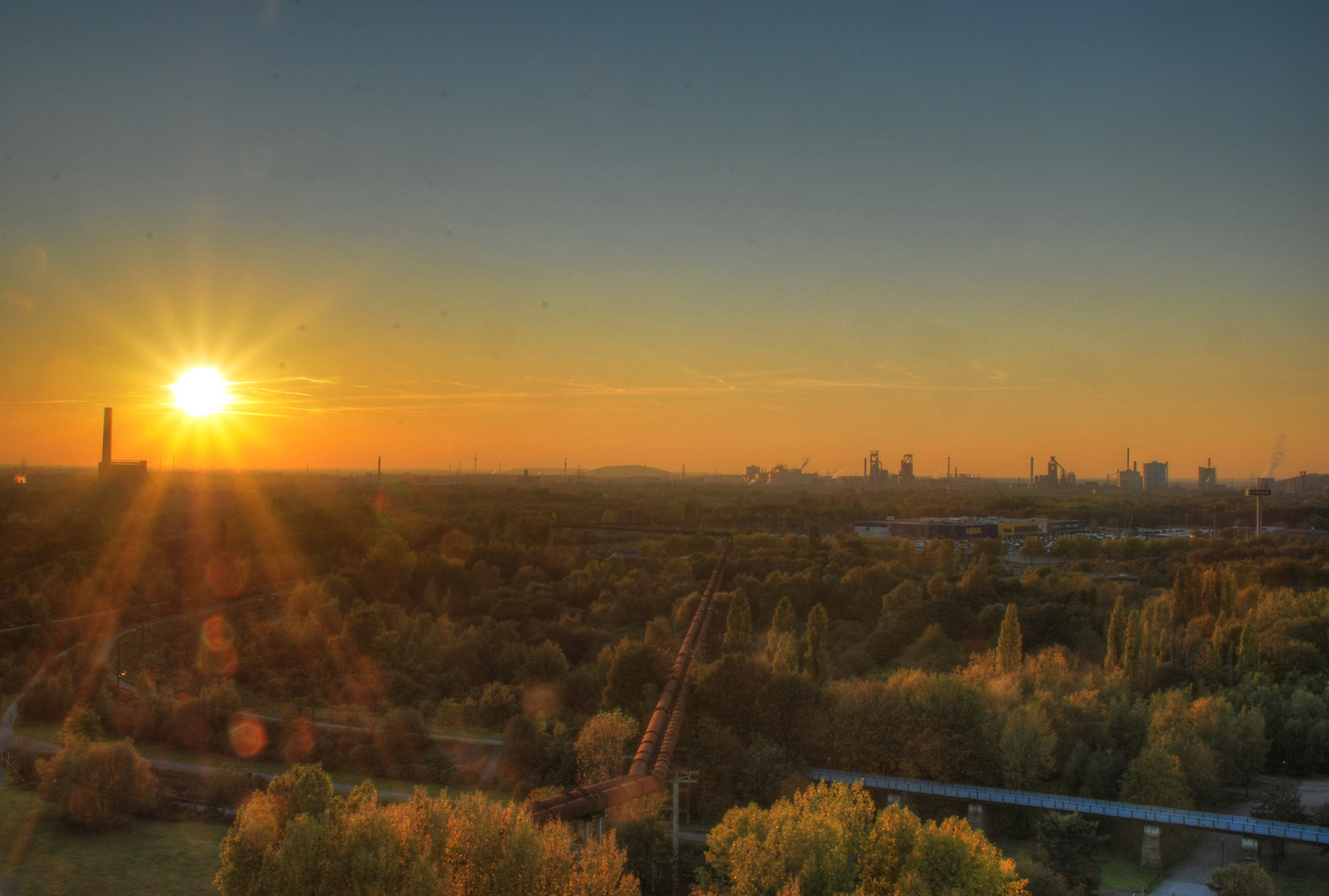 Ausblick vom Landschaftspark Duisburg im Sonnenuntergang