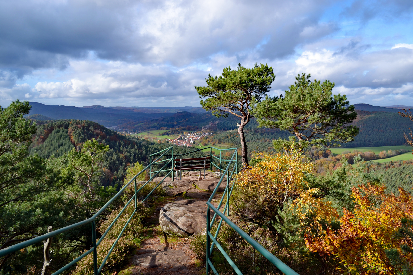 Ausblick vom Löffelsberg >> Busenberger Holzschuhpfad 