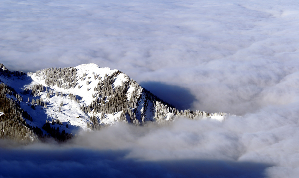 Ausblick vom Luzerner Hausberg Pilatus auf die Stadt Luzern (unter der Nebeldecke)