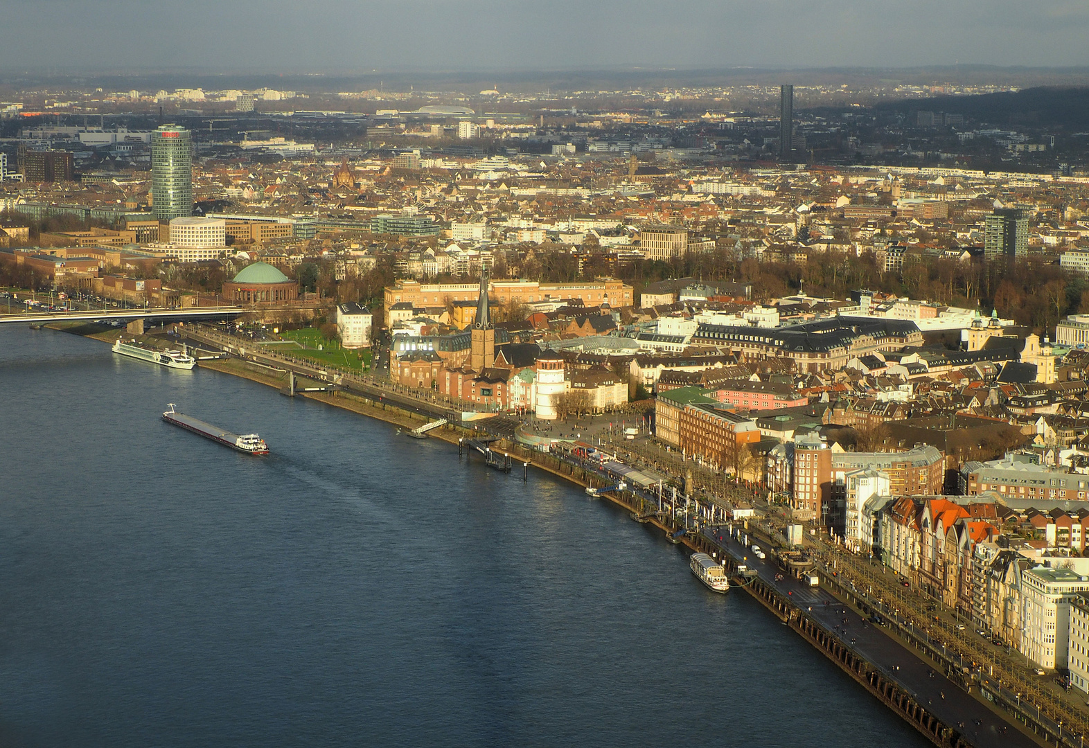 Ausblick vom Rheinturm Richtung Altstadt Düsseldorf..