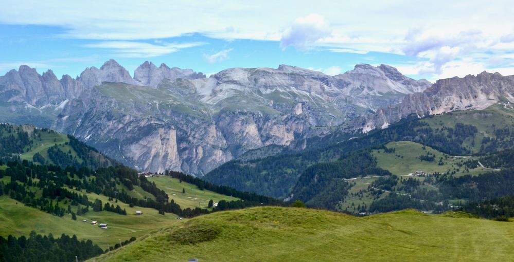 Ausblick vom Sellajoch auf Geisler- und Puezgruppe