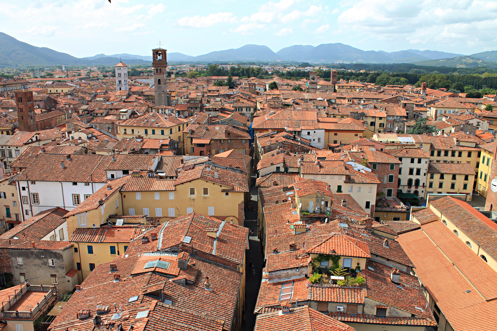 Ausblick vom torre guingini in Lucca