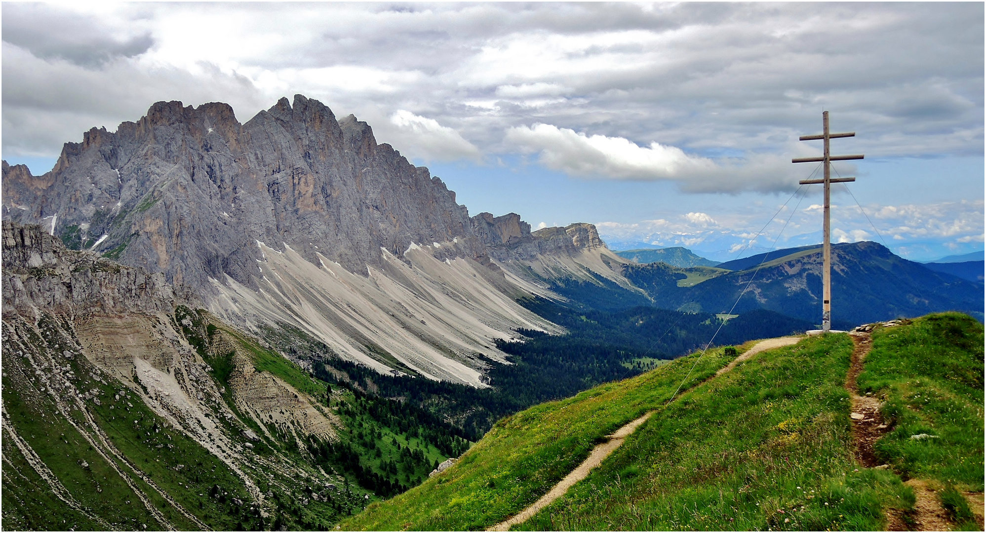 Ausblick vom Zendleser Kofel (2.422 m) auf die Geisler Spitzen