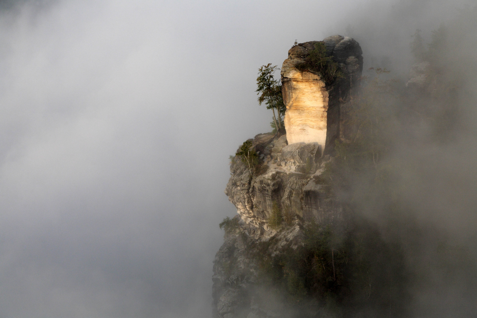 Ausblick von der Bastei im Nebel