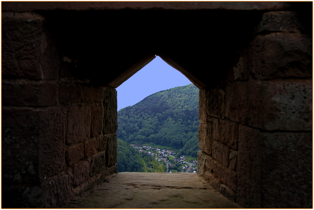 Ausblick von der Burg Trifels auf Annweiler.