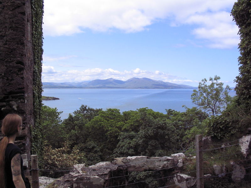 Ausblick von Dunollie Castle (Oban) auf die Westküste mit Insel Mull