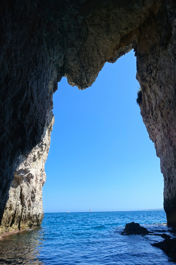 Ausblick von einer Grotte unter Syracus/Sizilien