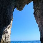Ausblick von einer Grotte unter Syracus/Sizilien