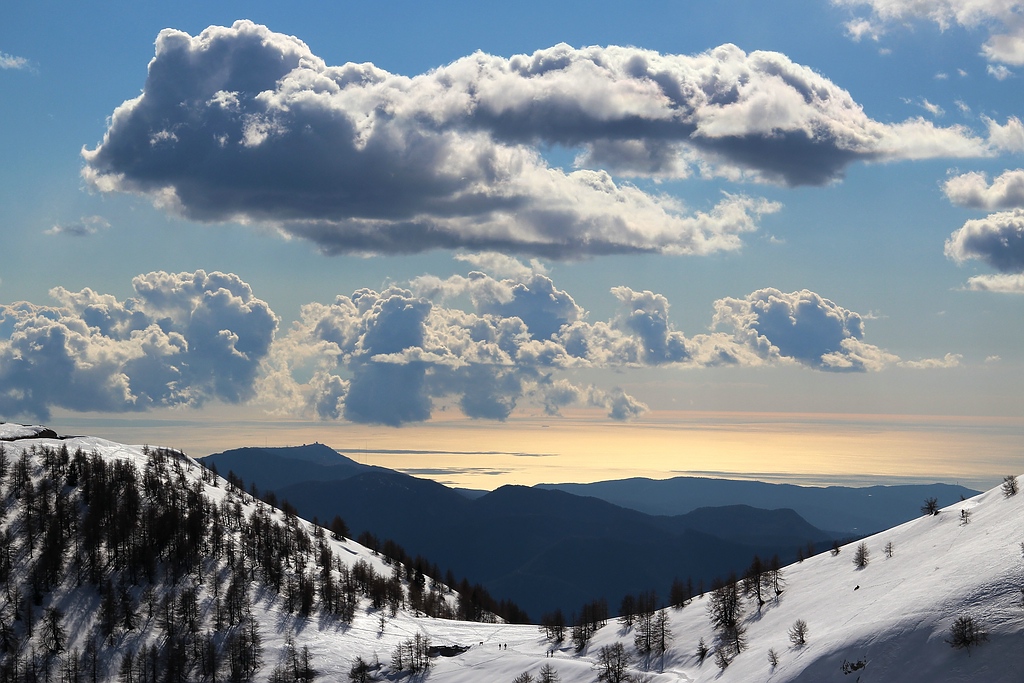 Ausblick von schneebedeckten Bergen auf das Mittelmeer